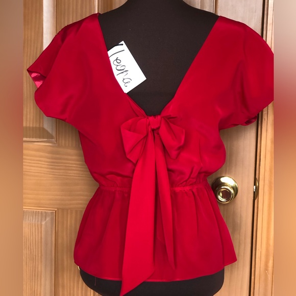 NWT LEONA sM Gorgeous red silk top Peplum w/cap sleeves, lined, cute bow back - Picture 2 of 5